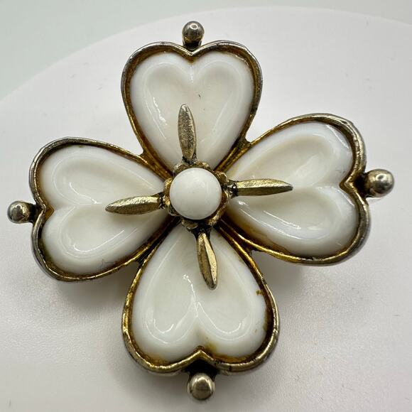 Coro vintage gold tone true gripoix poured white milk glass 4 leaf clover brooch - Picture 2 of 9